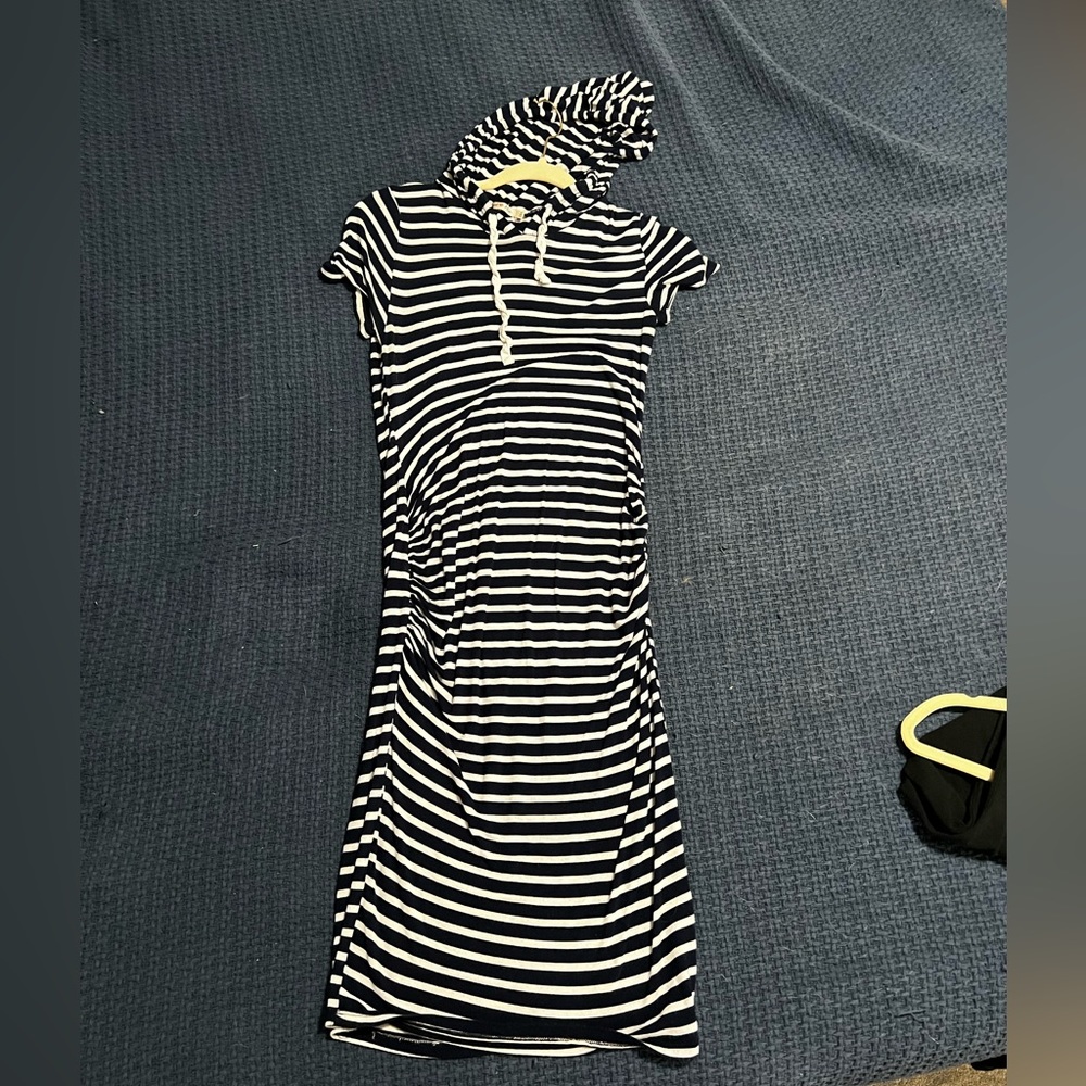 Maternity dress with hood
